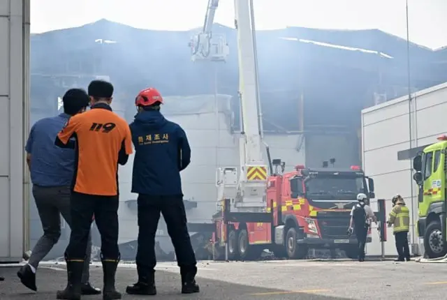 鎮火、捜索作業をしている消防隊員たち