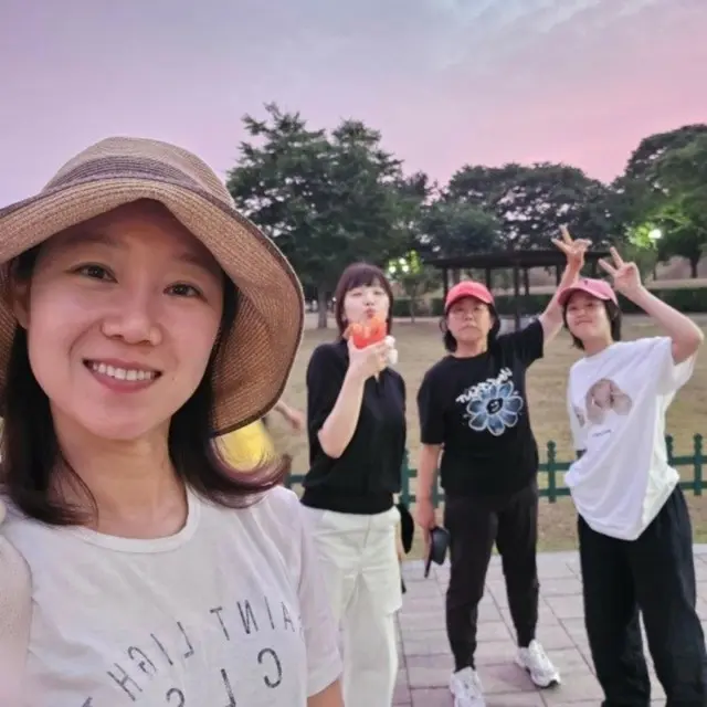 女優コン・ヒョジン、母娘4人で慶州ロングステイ…「毎日一緒に食べて寝て」近況公開2