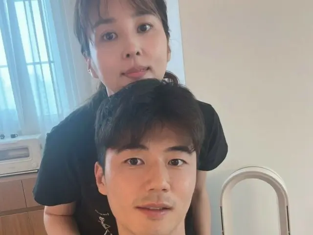 女優ハン・ヘジンがかわいい娘と共に夫キ・ソンヨンの近況を収めた写真を公開した。