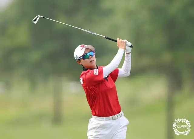FR 1番ホールでアイアンショットをしているキム・ヒョジュ（写真：KLPGA）