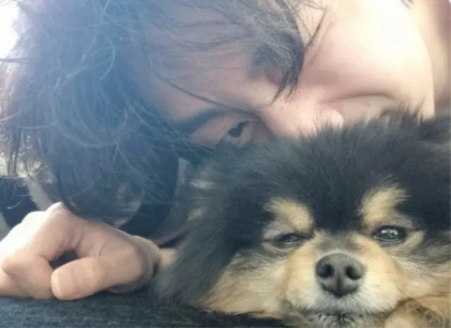 “軍服務中”「BTS（防弾少年団）」V、「会いたい、ヨンタン」…愛犬と2ショットでウインク披露