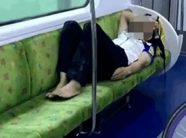 地下鉄で4席を占有、はだしで「熟睡」する男性＝韓国