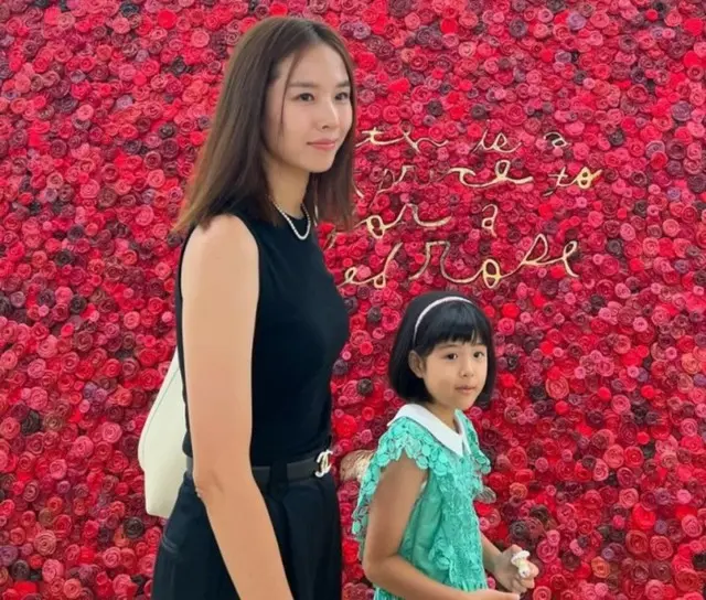 女優チョ・ユニが娘ロアちゃんとの展示会デートの模様を公開した。