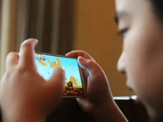 "Is my child addicted to smartphones?"...One in five teenagers in Korea is "over-dependent"