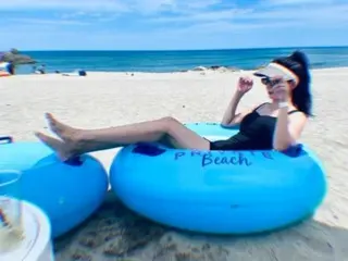 Actress Park Sul Mi, in a swimsuit, enjoying the summer beach... a very slim "mother of two"
