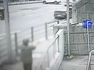 A woman walks in front of a police station with her hands raised... A police officer saves her = South Korea