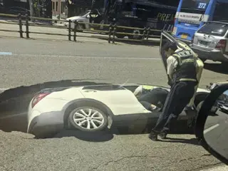 Road in Seoul suddenly collapses... One car falls into hole