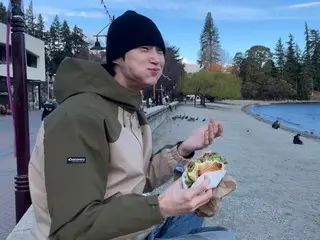 Actor Byeon WooSeok eats a hamburger the size of his face... Cute mukbang