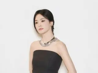 Actress Song Hye Kyo's face is more gorgeous than her necklace... She shows off her goddess beauty in a black dress