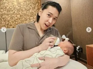 Sunmin (SUPER JUNIOR) is happy holding his 5-day-old son... Dad breastfeeds