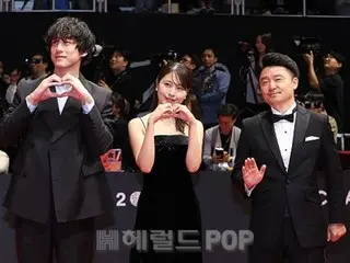 [Photo] Actor Kentaro Sakaguchi, Kasumi Arimura, and director Hiroshi Kurosaki appear at the red carpet event at the opening ceremony of the 29th Busan International Film Festival
