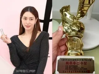 Actress Lee Min Jeon, son of future Korean national soccer team member? ... Showing off trophy