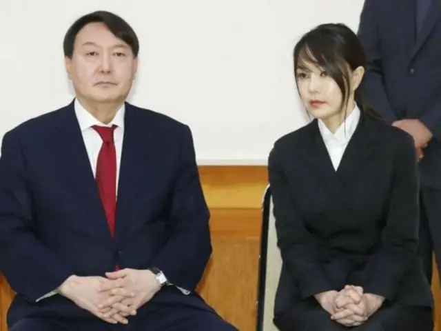 尹錫悦大統領（左）と金建希夫人（右）