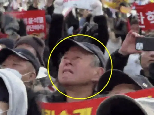 尹大統領の弾劾可決に涙…70代の男性、BBCに「So happy」=韓国