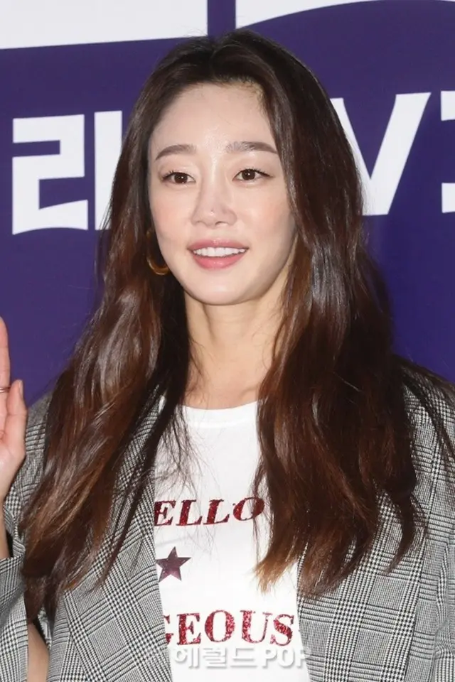 俳優チェ・ヨジン、華々しく結婚発表も“バツイチ”彼氏の前妻との関係にネットが疑問符「まるでハリウッド」