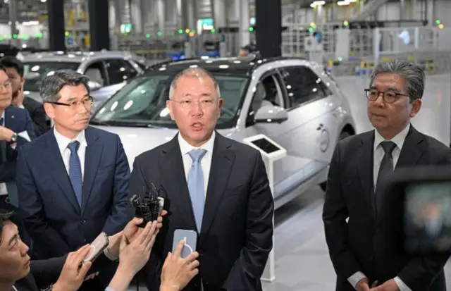 26日（現地時間）、米ジョージア州の現代車グループの新工場の竣工式に出席した現代自動車グループの鄭義宣会長（中央）ら（写真＝現代自動車グループ）