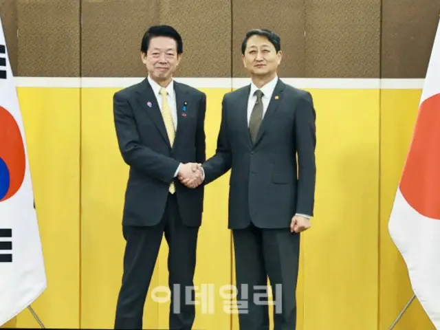 30日、ソウル市内の大韓商工会議所で武藤経済産業省大臣と握手する産業通商資源部の安徳根長官（写真＝産業部）