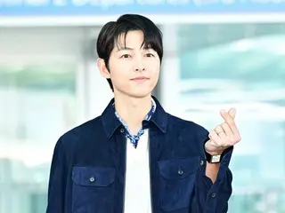 Actor Song Joong Ki shows off his spring-like airport fashion... A winning combination with classic styling
