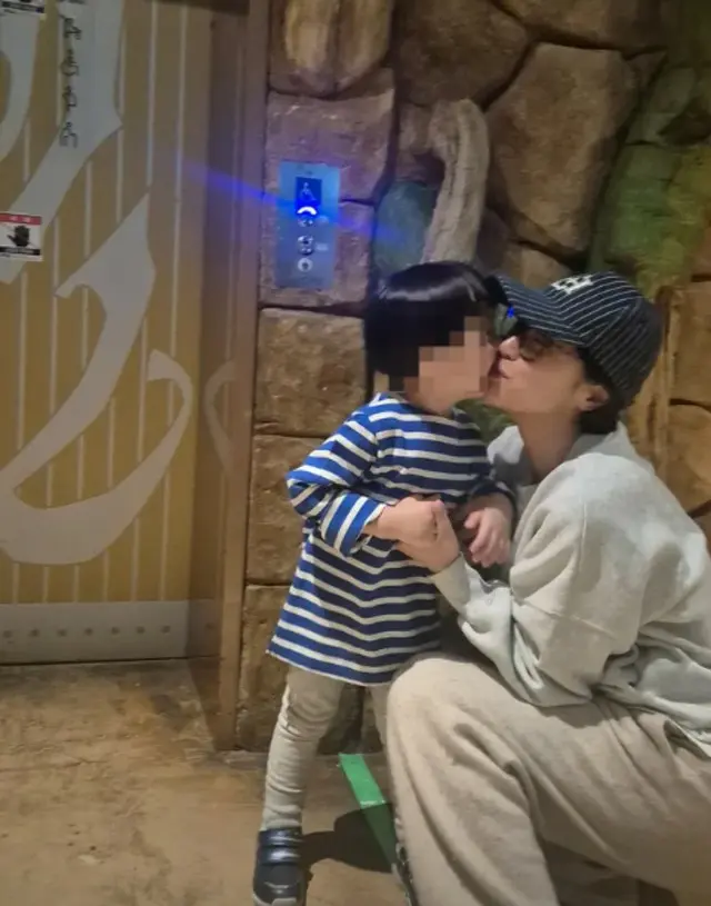 女優ファン・ジョンウム、息子の口に「チュッ！」…育児中ママの「ほのぼの」笑顔