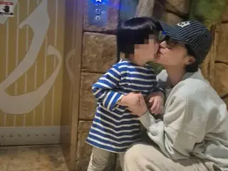 Actress Hwang Jung Eum gives son a kiss... mother's heartwarming smile while raising child