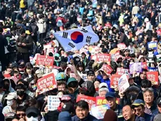 Seven in 10 company employees say impeachment rallies contribute to the development of democracy - South Korean opinion poll