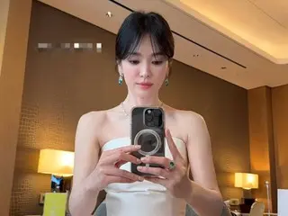 Actress Song Hye Kyo, her angled shoulders are like art... a goddess in an elegant dress