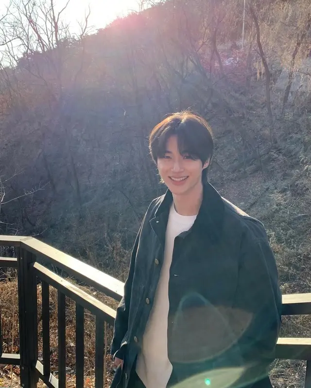 俳優ビョン・ウソク、太陽の光より輝く笑顔…日常もブラビアのよう01