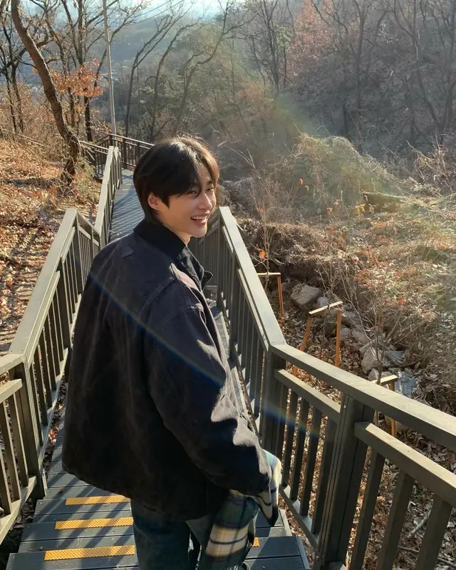 俳優ビョン・ウソク、太陽の光より輝く笑顔…日常もブラビアのよう02