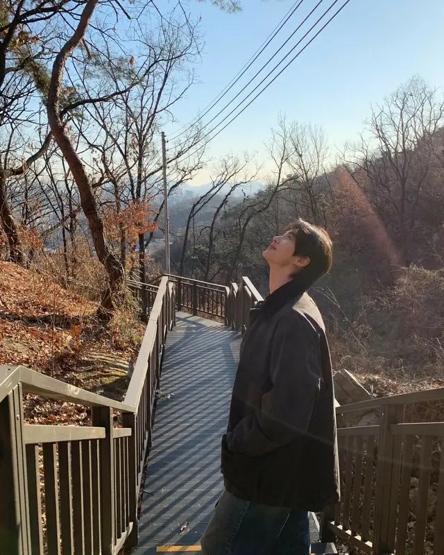 俳優ビョン・ウソク、太陽の光より輝く笑顔…日常もブラビアのよう03