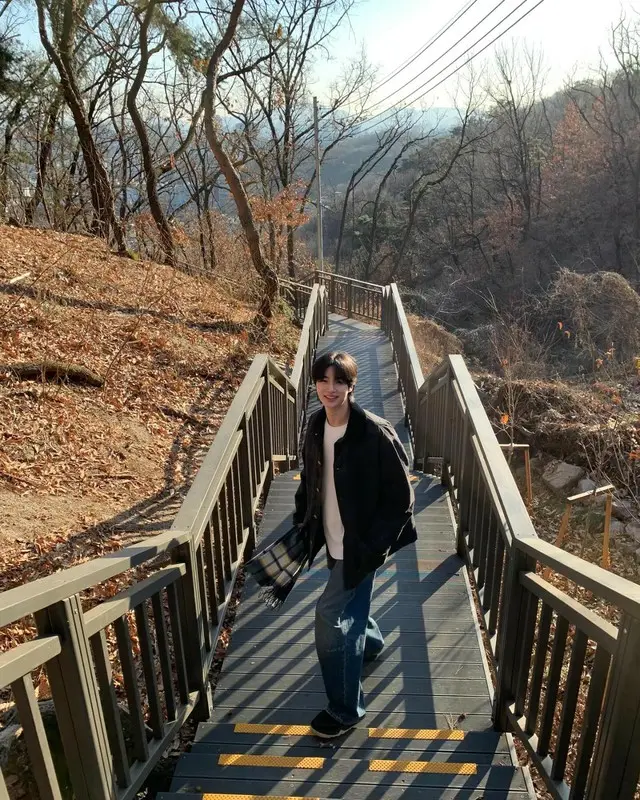 俳優ビョン・ウソク、太陽の光より輝く笑顔…日常もブラビアのよう04