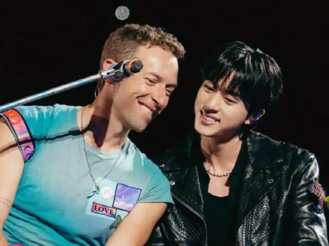 「BTS」のJIN、コールドプレイ公演にサプライズ登場!… 「My Universe」熱唱