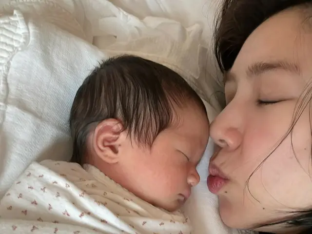 ソン・ダムビ&イ・ギュヒョクの娘、生後10日で絵のような横顔 …すでに“芸能人”ビジュアル