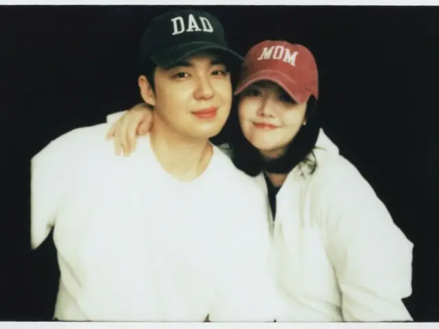 “「KARA」妹分”「RAINBOW」チョン・ユネ、臨月写真のカップルフォトを公開…夫のアン・ジェミンがお腹に手を当てて笑顔ショット