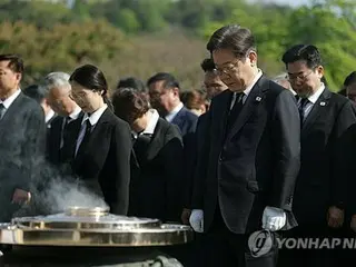 Progressive leader Lee Jae-myung visits the graves of Syngman Rhee and Park Chung-hee in an effort to win over conservative voters
