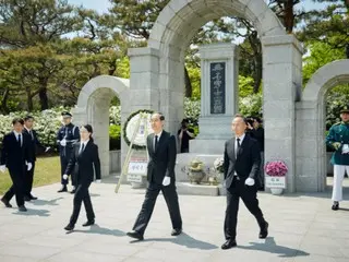 Presidential candidate Han Deok-soo's first stop is the National Cemetery... "The people want us to move forward, not left or right"