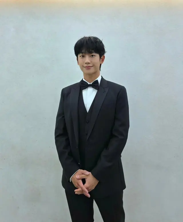 チョン・ヘイン、ブラックスーツでダンディな魅力アピール…「全ての受賞者をお祝いします」