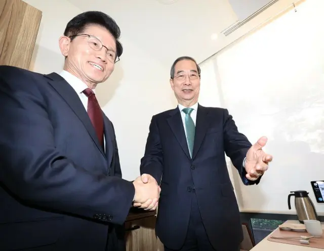 金文洙、国民の力大統領選候補（左）と韓悳洙、無所属大統領選予備候補（右）