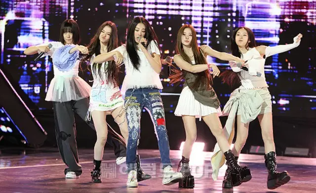 パフォーマンスを披露する「MEOVV」2