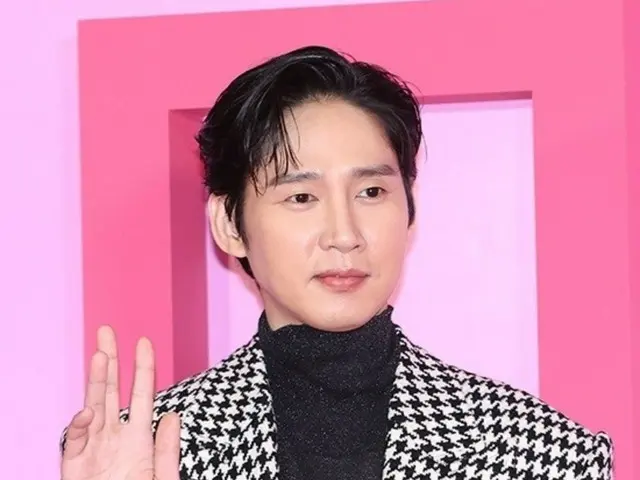 Park Sung Hoon, who was forced to leave a show after his AV package was immediately removed, is making a comeback in the romantic comedy "Efficient Encounters for Unmarried Men and Women"... Can he win back public opinion?