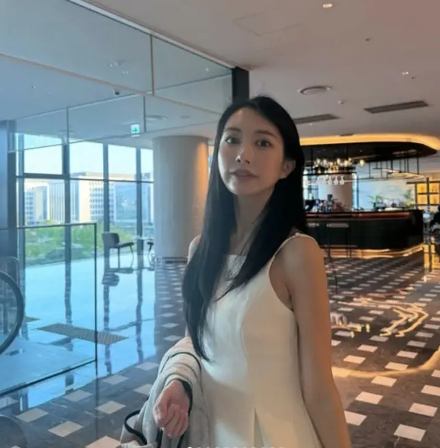 アヤネさん、長いストレートヘアの清純美