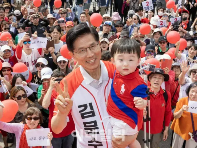Candidate Kim Moon-soo, in tears, appealed in his speech in Gumi, "Former President Park Geun-hye's honor should be restored."