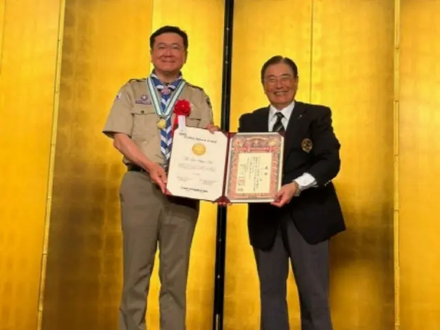 President Lee Chang-hee receives the Sakura Gold Medal at the Boy Scouts of Japan National Convention