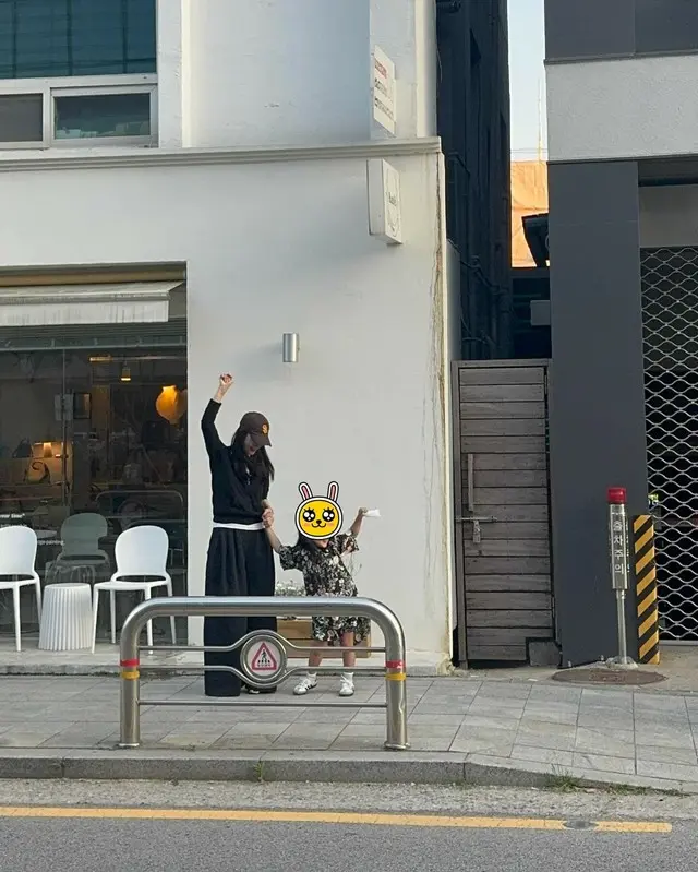女優チェ・ジウ、6歳の娘と手をつないでソチョン（西村）へお出かけ…ママの半分くらい大きくなったね02