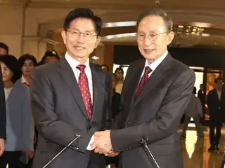 Former President Lee Myung-bak meets with candidate Kim Moon-soo... "Let's stay united until the end" = South Korea