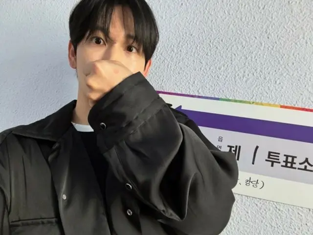 Lim Siwan, perhaps aware of the political issue... voted wearing black clothes