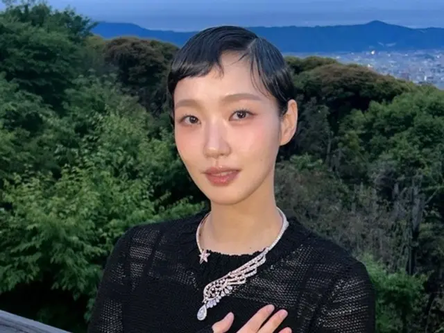 女優キム・ゴウン、ショートカットも良く似合う…シースルーで優雅&セクシー