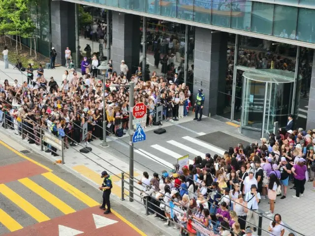"Congratulating RM and V on their discharge"... 1,500 BTS fans flock to HYBE building