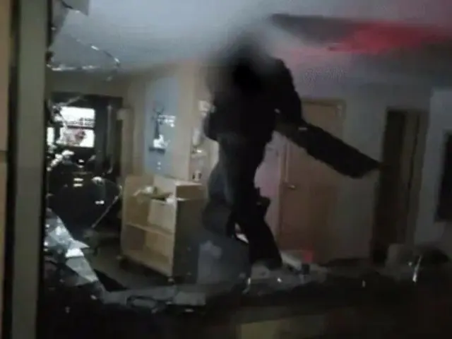 A man in his 30s who broke a glass window with a fire extinguisher during a riot in Seoul Western District Court was sentenced to two years and six months in prison (South Korea)