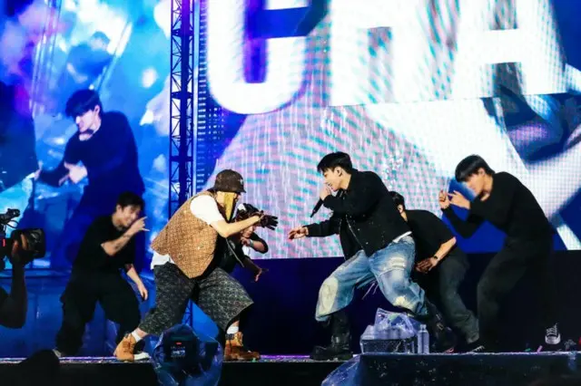 「BTS」J-HOPE、「意味深い12周年」JUNG KOOK＆JINがサプライズ登場…新曲ステージ初公開も