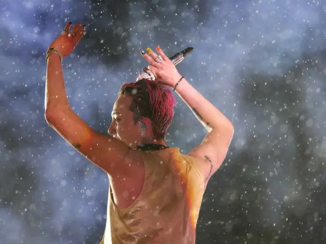 G-DRAGON, another incident involving an audience member breaking into a venue… A calm and professional response
